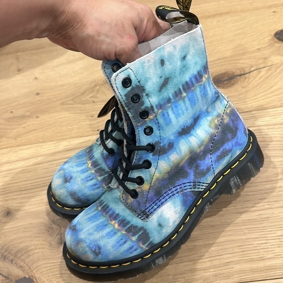 Doc Martens 1460 Pascal Boot (Unisex)
BLUE, Size 4UK (6 Women / 5 Men NEW - Picture 4 of 6